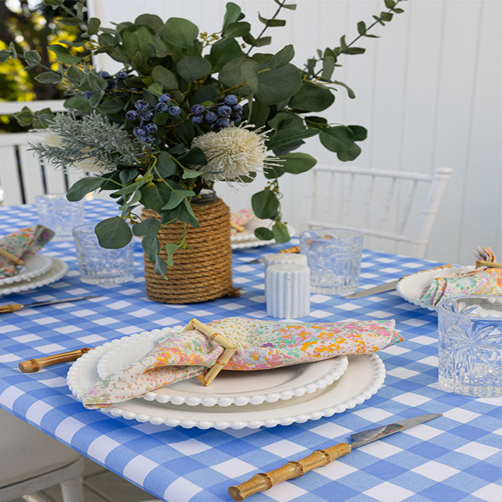 Spillproof elastic tablecloth for trestle tables